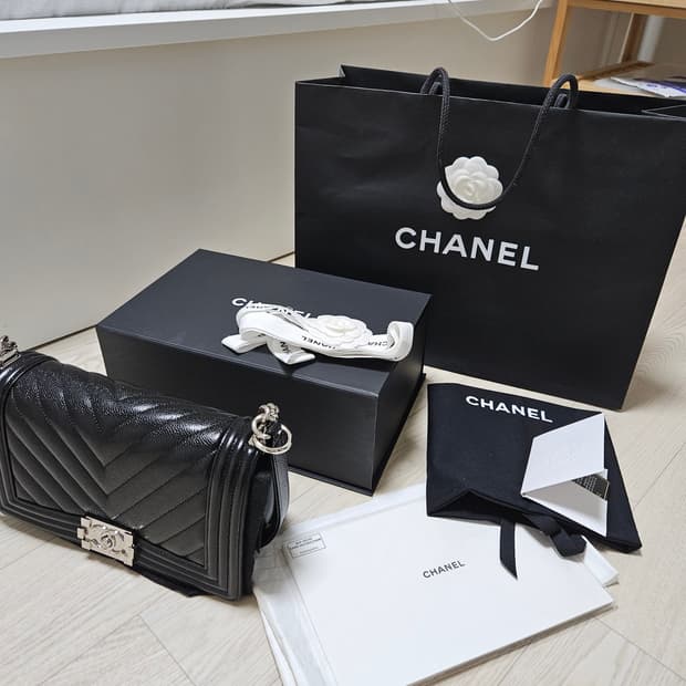 샤넬 보이백 미듐 은장 캐비어