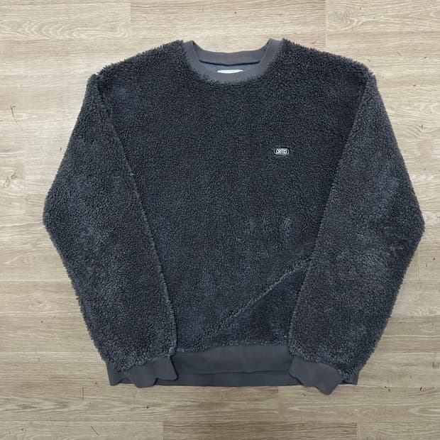 크리틱 로고 와펜 뽀글이 크루넥 웜업 맨투맨[차콜] XL/105