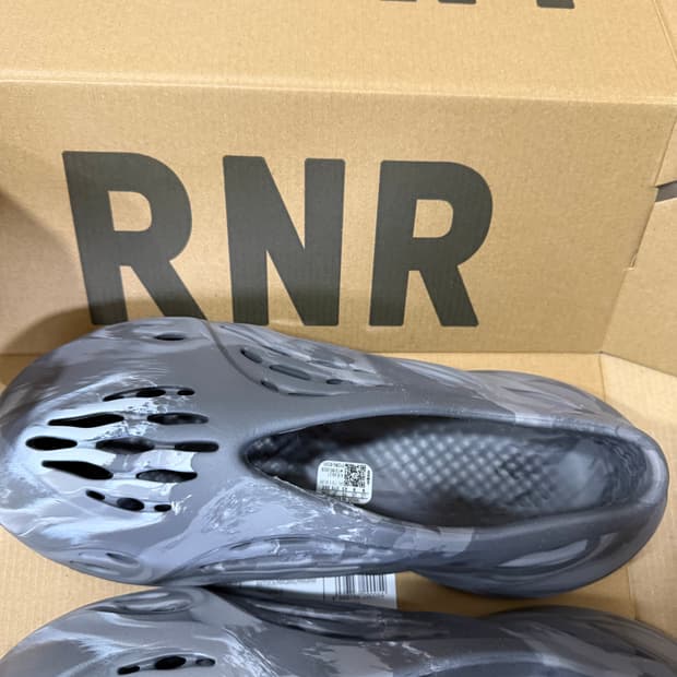 아디다스 이지 폼 러너 믹스 그래닛