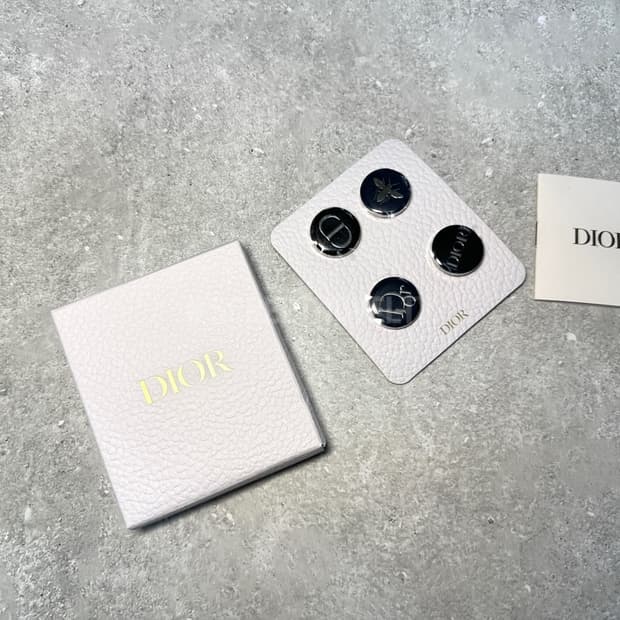 디올뷰티 익스크루시브 핀뱃지 남성 브로치 한정 할인