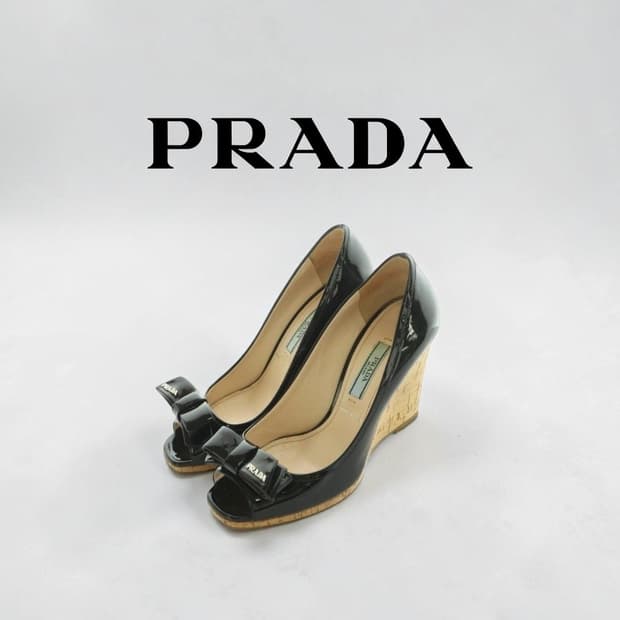 프라다 PRADA 페이턴트 리본 오픈토 웨지힐 / 사이즈 35