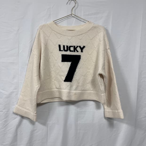 럭키슈에뜨 LUCKY 7 레터링 크롭 니트