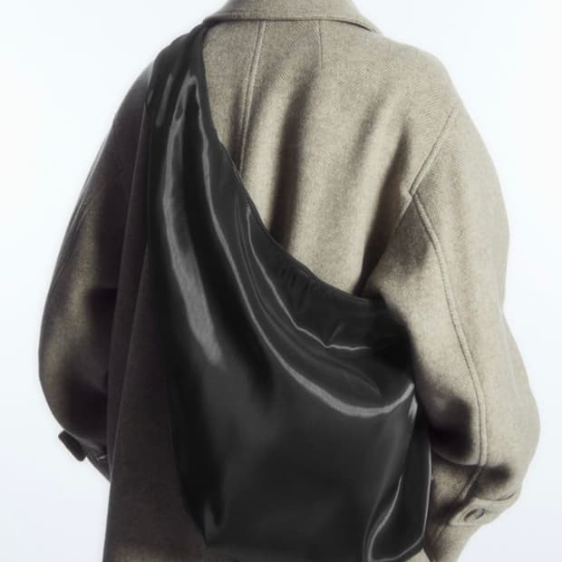 Cos 코스 하이 샤인 크로스바디 백 네이비