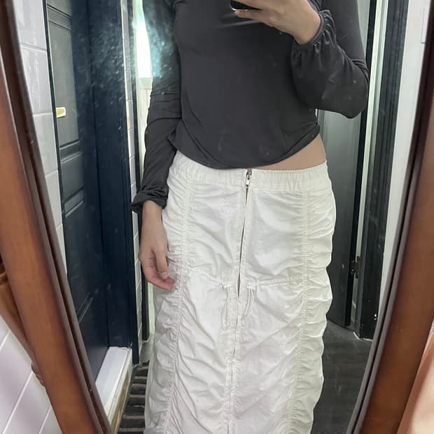 화이트 튤립 셔링 스커트