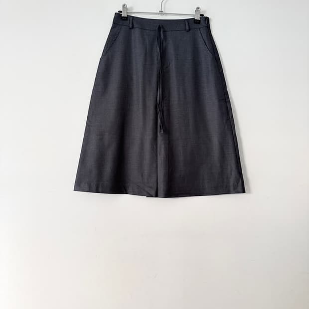 Formal pintuck midi skirt / charcoal