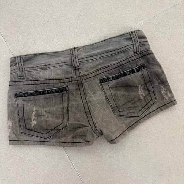 그레이 데님 스터드 숏츠