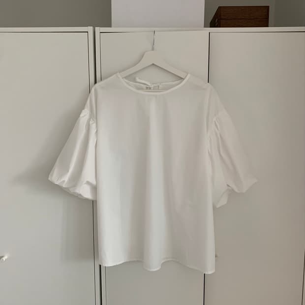 벌룬 화이트 블라우스