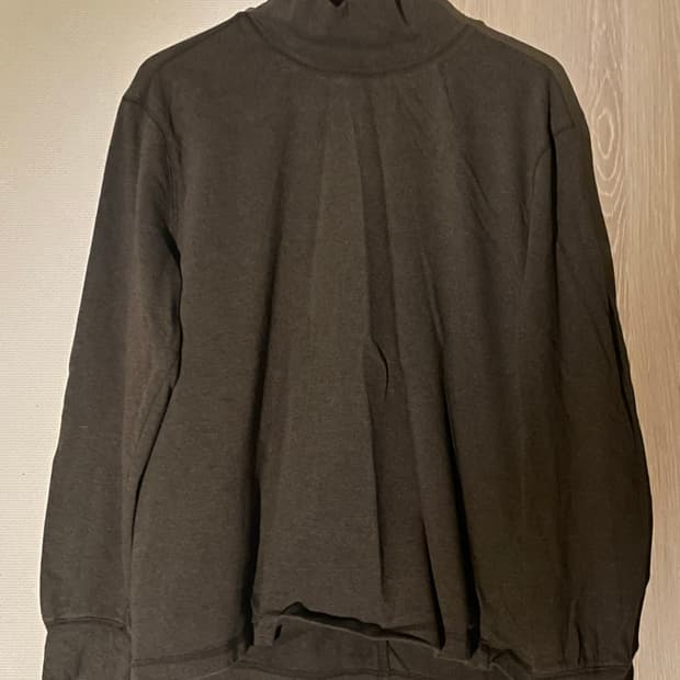 나아나나 크롭 루즈드 터틀넥 티셔츠