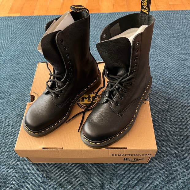(새상품) 닥터마틴 1490 블랙 버지니아 10홀 240