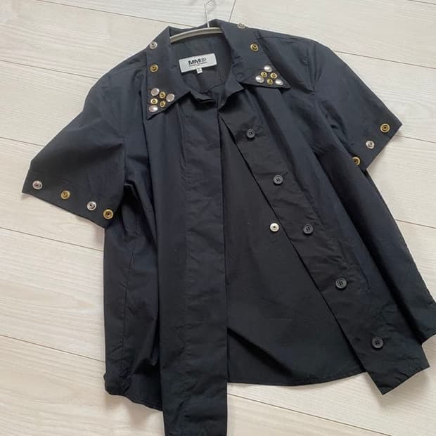 MM6 17SS 스터드 반팔셔츠