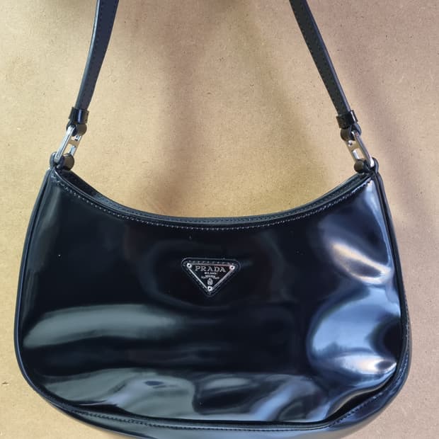 프라다 클레오 브러스드 가죽 숄더백 