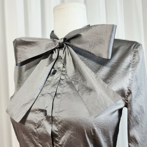 돌체앤가바나 실크66 메탈릭실버 리본타이 링클 블라우스 (55) 상태최상