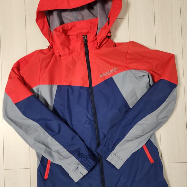 디스커버리 익스페디션 등산 바람막이 사이즈 90

새상품 처럼 오염 하자