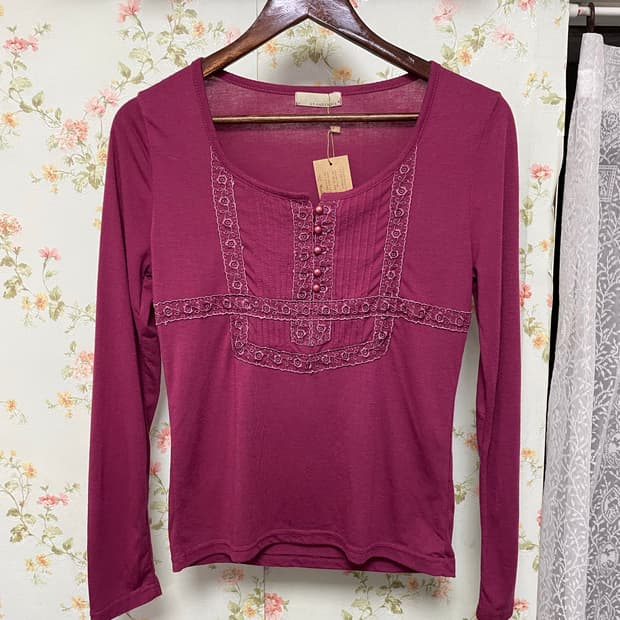 레이스 핀턱 헨리넥 티셔츠