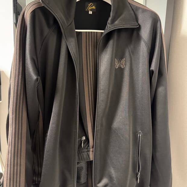 니들스 폴리 스무스 트랙 셋업 블랙+다크브라운