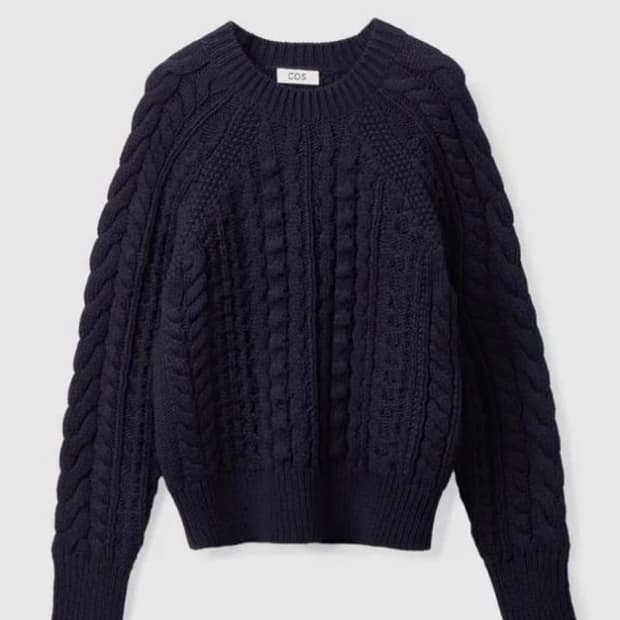 COS 코스 네이비 케이블 니트