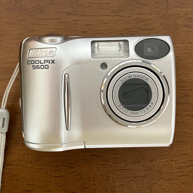 니콘 쿨픽스 5600