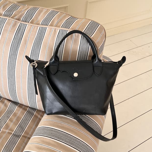 롱샴 르 플리아쥬 블랙 레더 크로스백