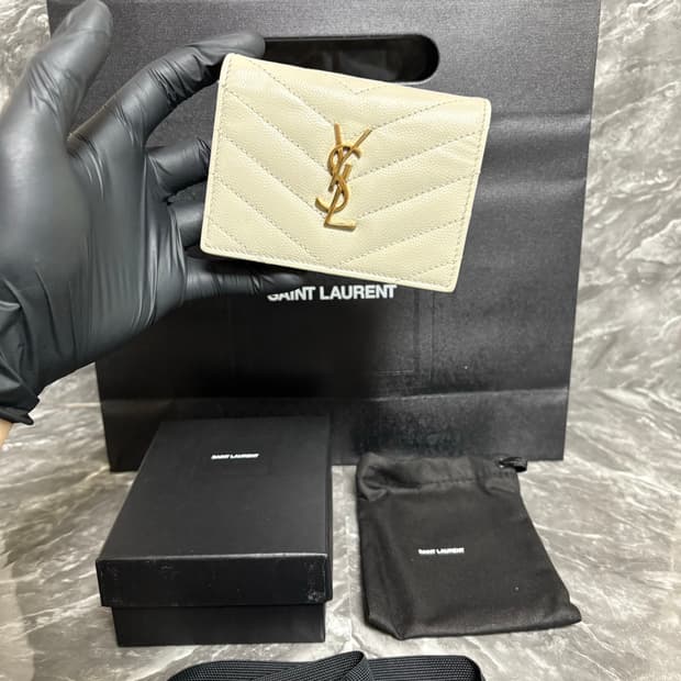 입생로랑 마틀라세 금장로고 반지갑