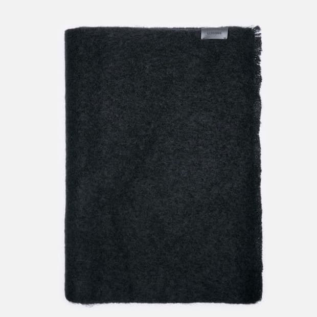 르메르 lemaire maxi fluffy scarf - Black