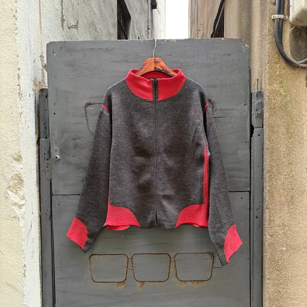 히로코 코시노 트렁크 레드 스트라이프 그레이 니트 집업