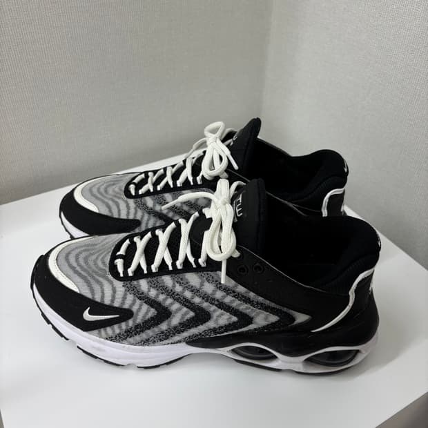 나이키 에어맥스 TW 블랙 앤 화이트 260