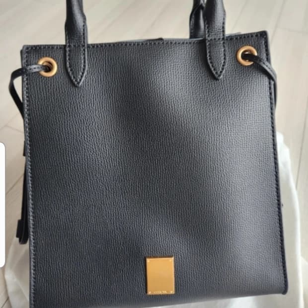 쿠론 멜리아 토트백

가방 몇번안쓴거라 상태깨끗해요
긴끈은 없어요~~
가