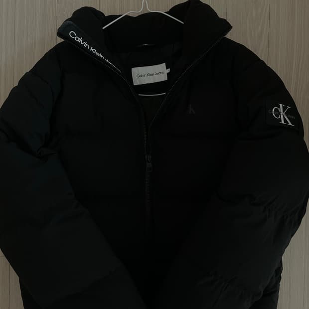 캘빈클라인 진 남 블랙 레귤러핏 스탠드 카라 숏 다운 푸퍼 재킷