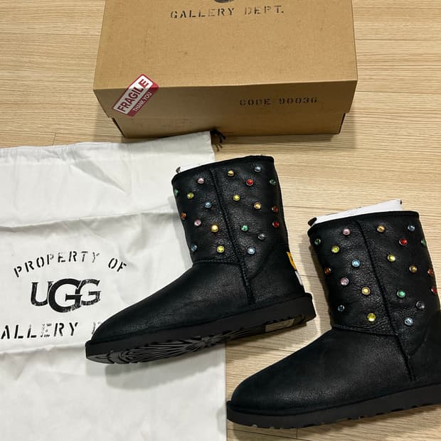 어그 x 갤러리 디파트먼트 클래식 쇼트 부츠 블랙