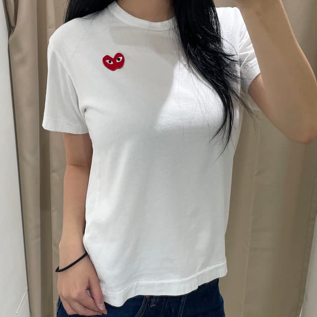 꼼데가르송 우먼스 시그니처 하트 와펜 코튼 반팔 티셔츠 R2618