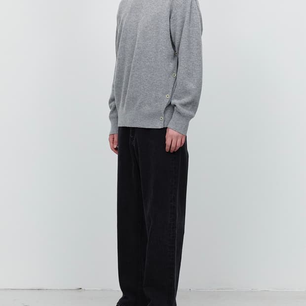 던스트 버튼 크루넥 스웨터