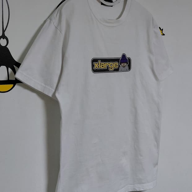[M] 엑스라지(XLARGE) 비니 캐릭터 로고 반팔 티셔츠 화이트