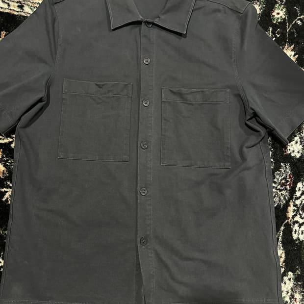 COS 포켓 반팔 셔츠 차콜