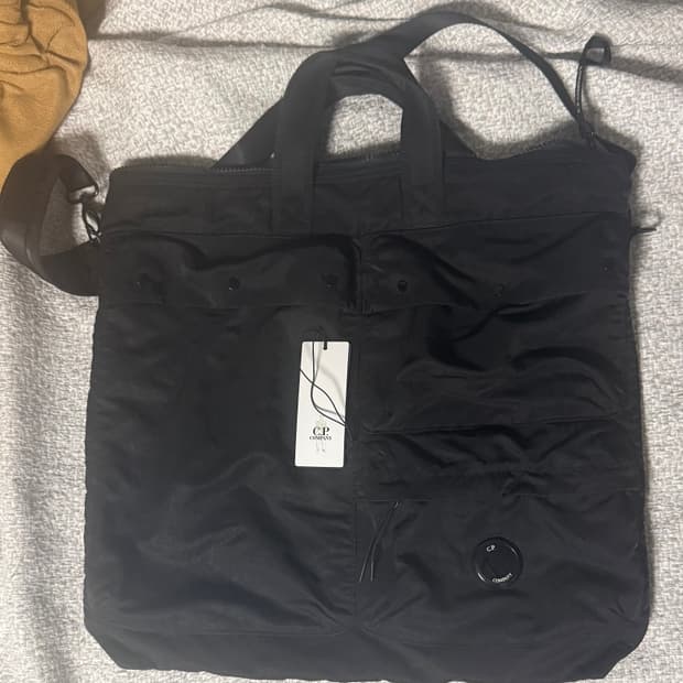 cp 컴퍼니 헬멧백 검정색 팝니다