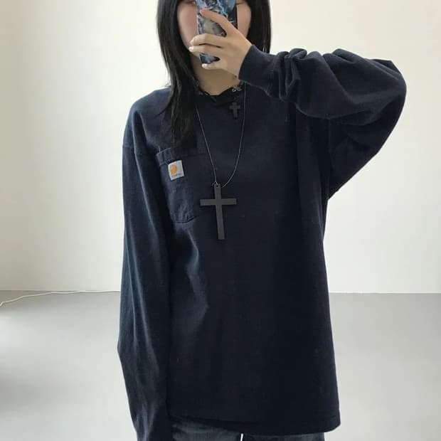 칼하트 로고 포켓 롱 슬리브