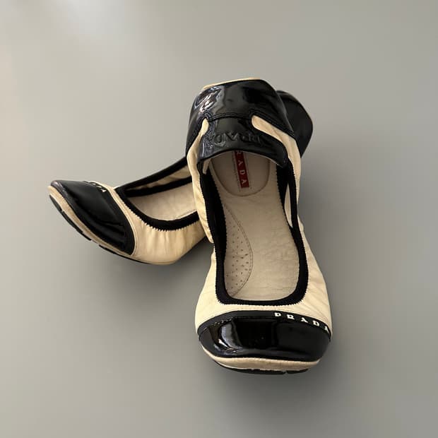 프라다 prada 로고 가죽 플랫슈즈