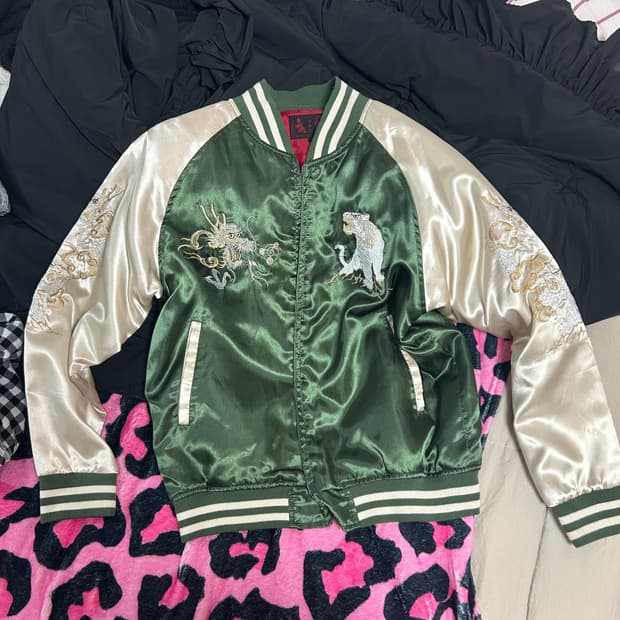 용 자수 스카쟌