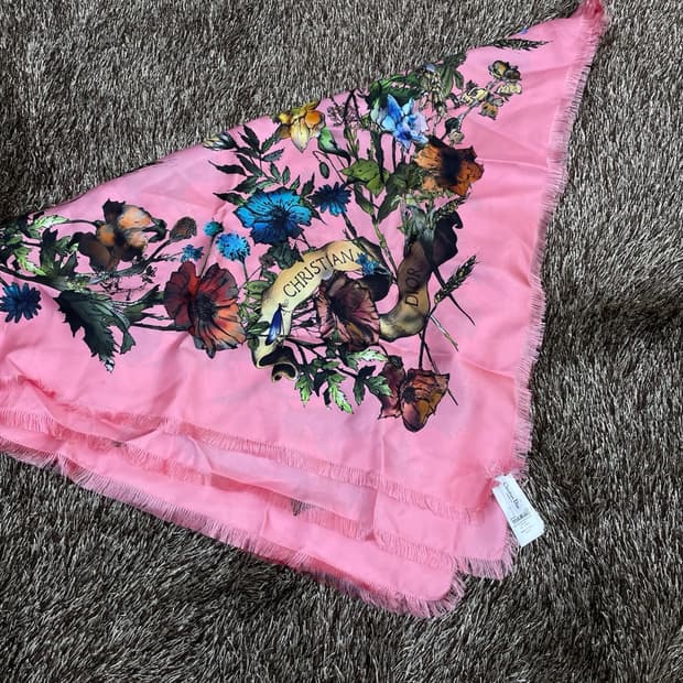 크리스찬 디올 Christian Dior 플로럴 실크 스카프