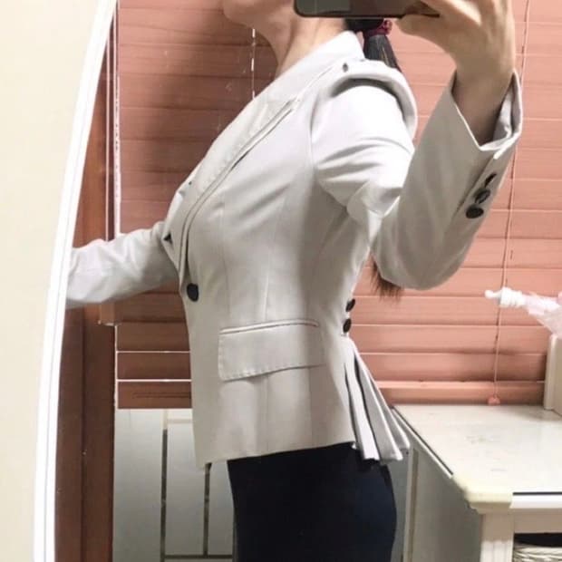  아나카프리ㅡ 뒷모습이 예쁜 스티치 장식 자켓 55/1회착용 