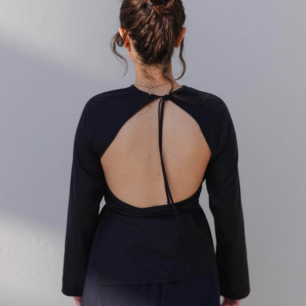 [XS,S,M]베이스레인지 25fw Apron 랩 롱 슬리브리스 탑/블랙