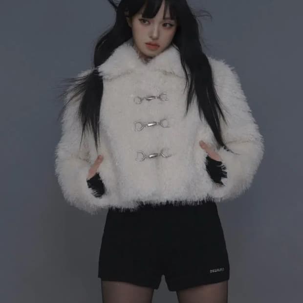 새상품) 뉴얼린 퍼자켓 Rabbit Hook Crop Fur Jacket