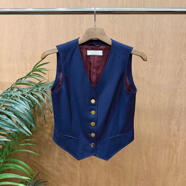 구찌 브이넥 베스트 클래식 실루엣 골드 버튼 슬릿 포켓 디테일 네이비