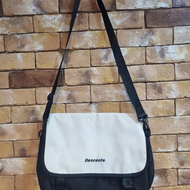 데상트 메신저백