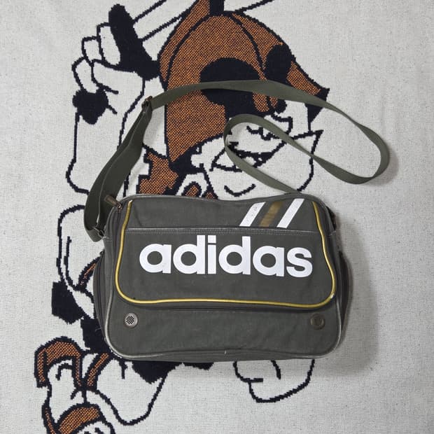 아디다스 카키 코튼 스퀘어 크로스백