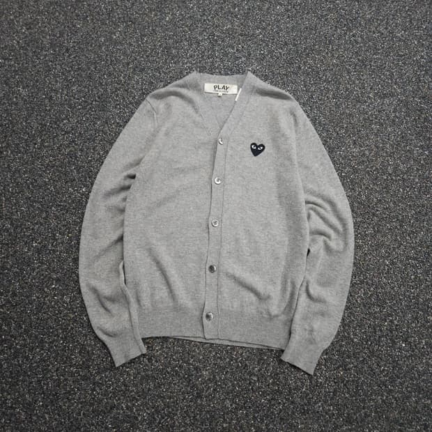 꼼데가르송 플레이 블랙 와펜 미니멀 가디건 (M)