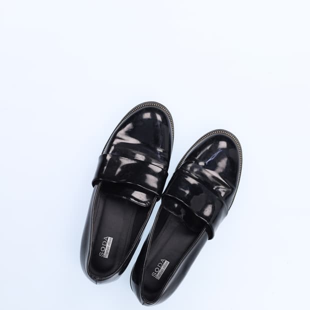 245 소다 블랙 에나멜 로퍼 0210H2