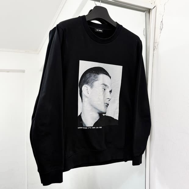 라프시몬스 아이솔레이트 맨투맨