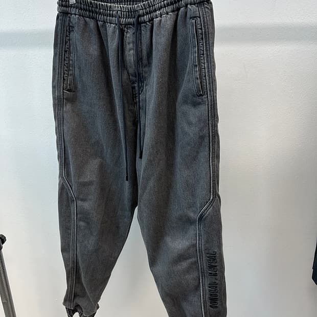 30-32) 준지 흑청 자수 조거팬츠 