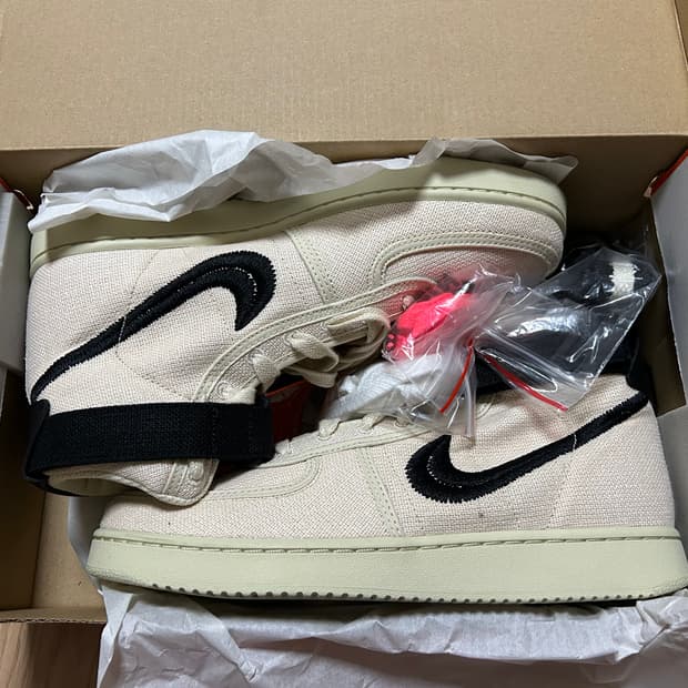 나이키 스투시 반달 하이 파슬