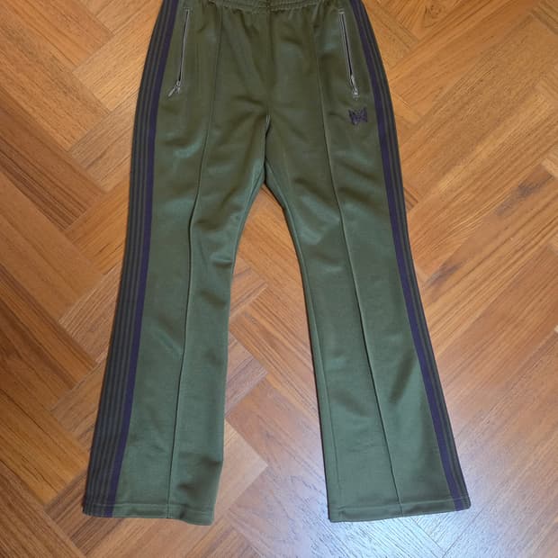 니들스 부츠컷 트랙 팬츠 올리브 그린 [새제품]